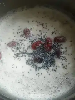 Make Red date milk oatmeal step 1