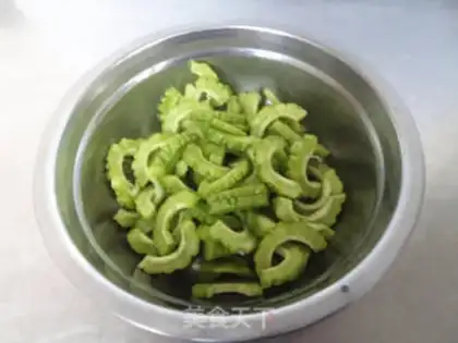 Make Bitter melon with pepper sauce step 1