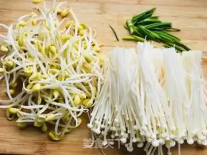 Make Golden mushrooms, bean sprouts, lamb soup step 0