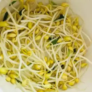 Make Golden mushrooms, bean sprouts, lamb soup step 3