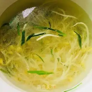 Make Golden mushrooms, bean sprouts, lamb soup step 4