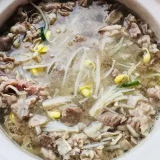 Make Golden mushrooms, bean sprouts, lamb soup step 7