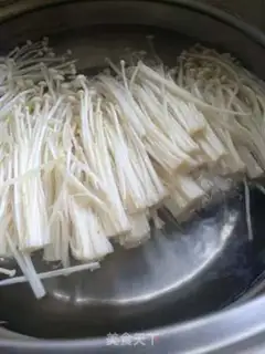 Make Frozen needle mushrooms step 1