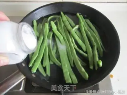Make Snow gravy meat and four season beans step 1