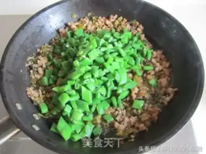 Make Snow gravy meat and four season beans step 6
