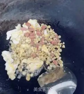 Make Corn-pumped ham-egg fried rice step 2