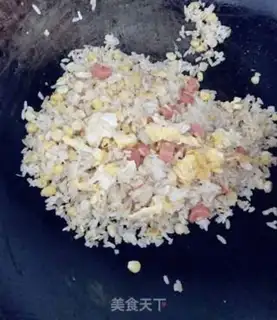 Make Corn-pumped ham-egg fried rice step 3