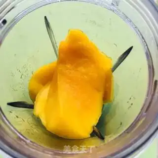 Make Mango milkshake step 0