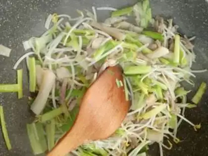 Make Garlic bean sprouts step 3