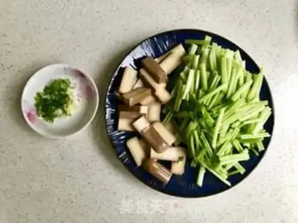 Make Celery fried eggs step 0