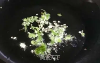 Make Celery fried eggs step 1