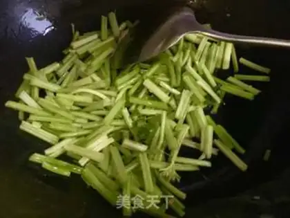Make Celery fried eggs step 2