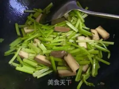 Make Celery fried eggs step 4