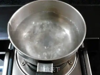 Make A macaroni with peanuts step 1