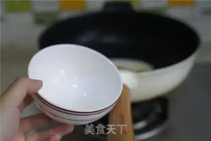 Make Meat sauce and eggs step 4