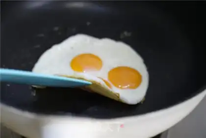 Make Meat sauce and eggs step 5