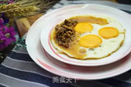 Make Meat sauce and eggs step 7