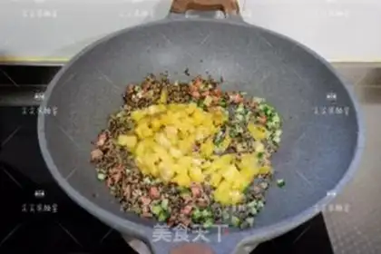 Make Pineapple quinoa fried rice step 4