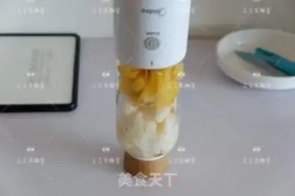 Make Pineapple Sydney juice step 2