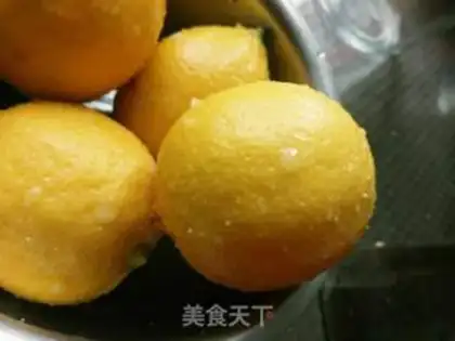 Make Lemon berry honey water step 1