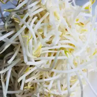 Make Onion fried green bean sprouts step 0