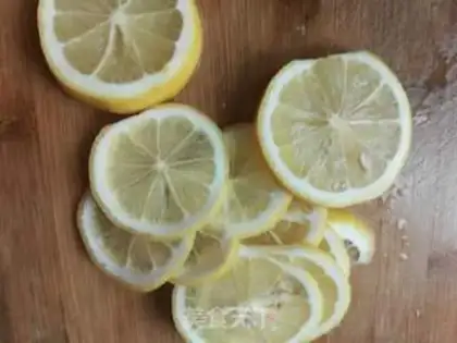 Make Lemon berry honey water step 2