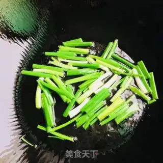 Make Onion fried green bean sprouts step 1
