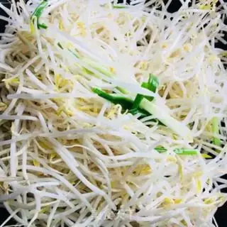 Make Onion fried green bean sprouts step 2
