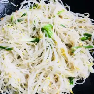 Make Onion fried green bean sprouts step 3