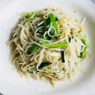 Make Onion fried green bean sprouts step 4