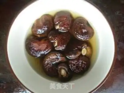 Make Celery mushroom fried meat step 0