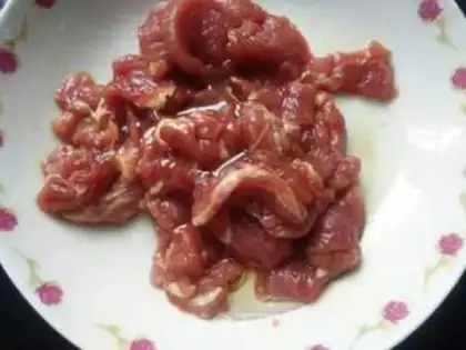 Make Celery mushroom fried meat step 1
