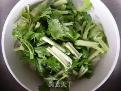 Make Celery mushroom fried meat step 2