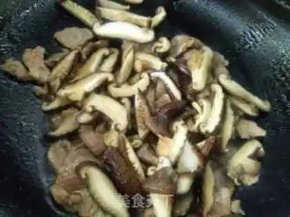 Make Celery mushroom fried meat step 5
