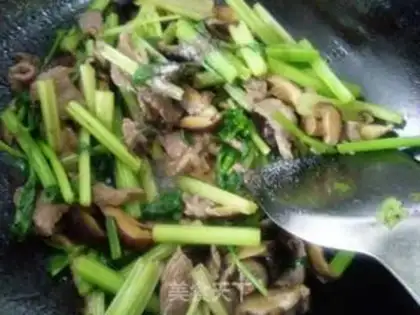 Make Celery mushroom fried meat step 7