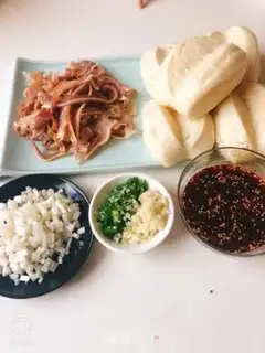 Make Sweet buns with red oil and pig ears step 0