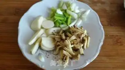 Make Garlic fried meat step 1