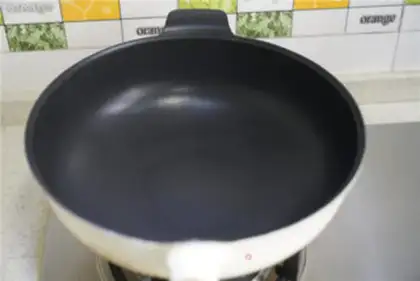Make Meat sauce and eggs step 1