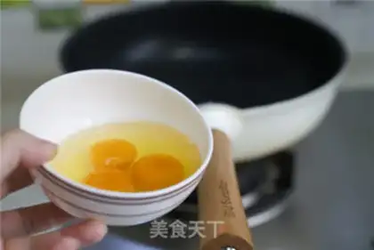 Make Meat sauce and eggs step 2