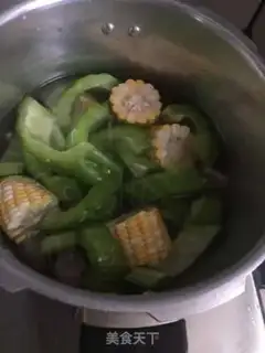 Make Suffering melon corn ribs soup step 1