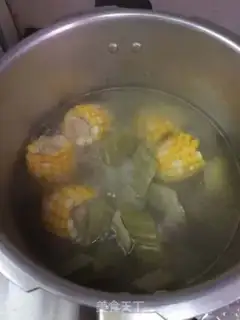 Make Suffering melon corn ribs soup step 3
