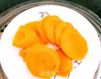 Make Carrot steamed eggs step 1