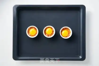 Make French eggs with tomatoes step 3