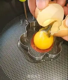 Make Fried eggs hanging step 0