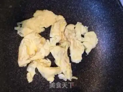 Make White mushroom egg soup step 1