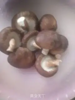 Make A chicken leg with mushrooms step 1