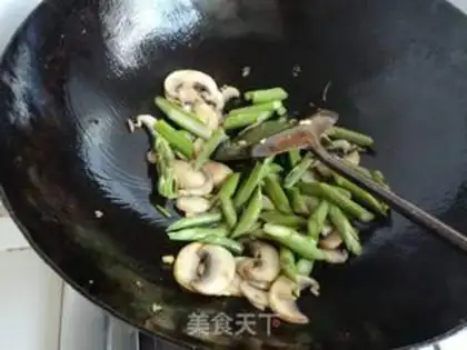 Make Fried mushroom eggs step 9