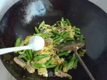 Make Fried mushroom eggs step 12