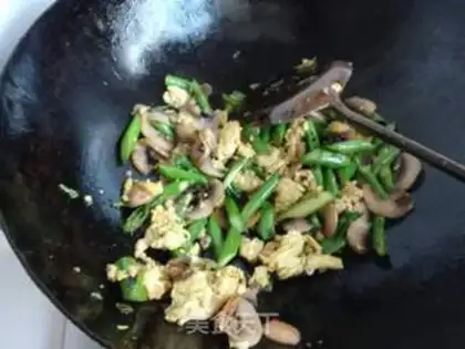 Make Fried mushroom eggs step 13