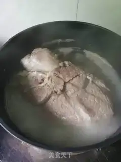 Make Secret-made pork elbows step 1